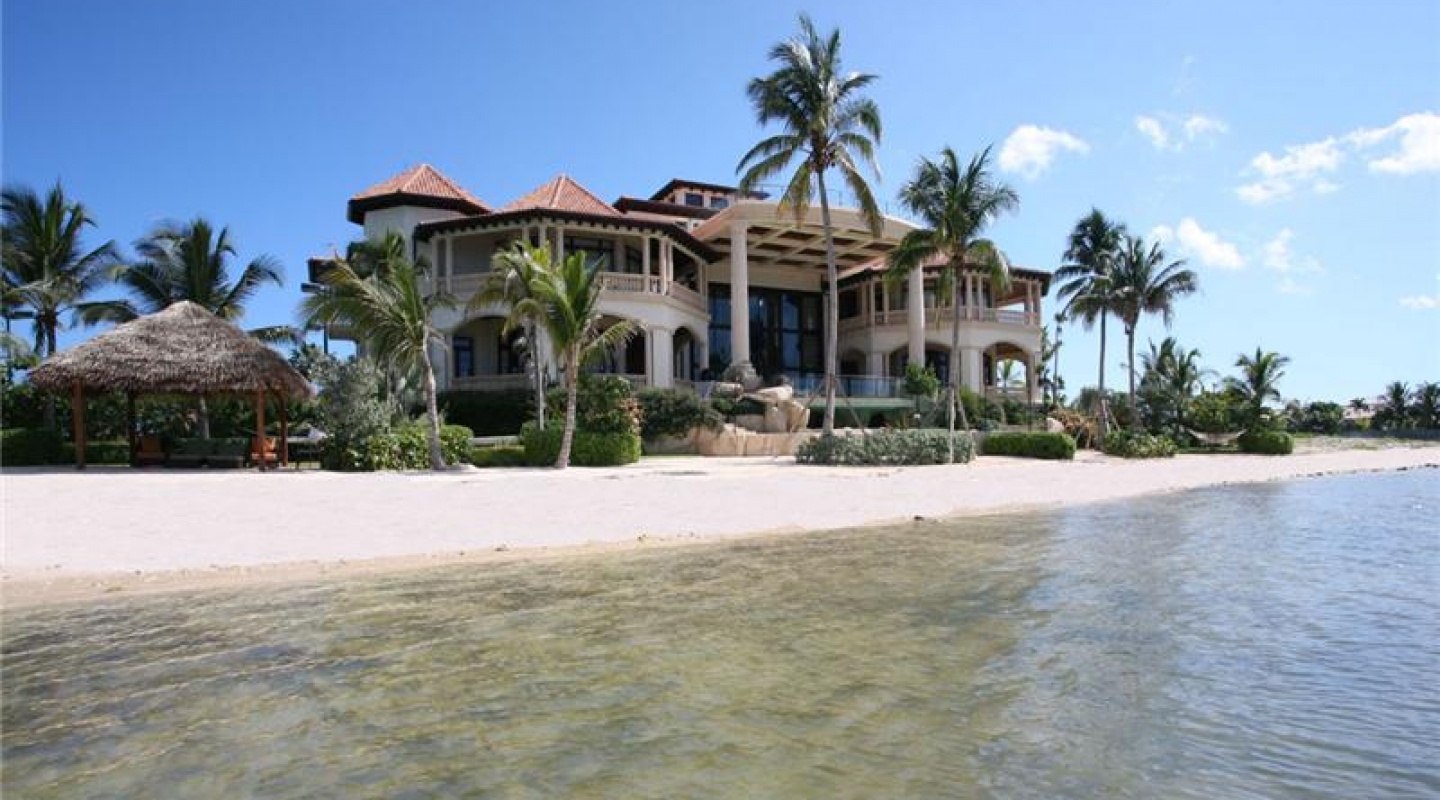 Castillo Caribe, Grand Cayman