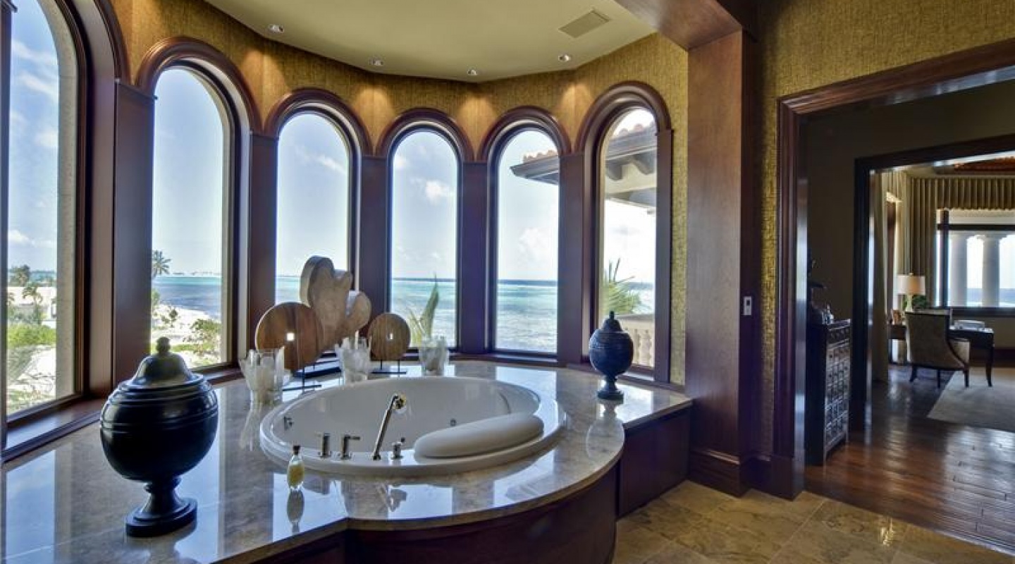 Castillo Caribe, Grand Cayman