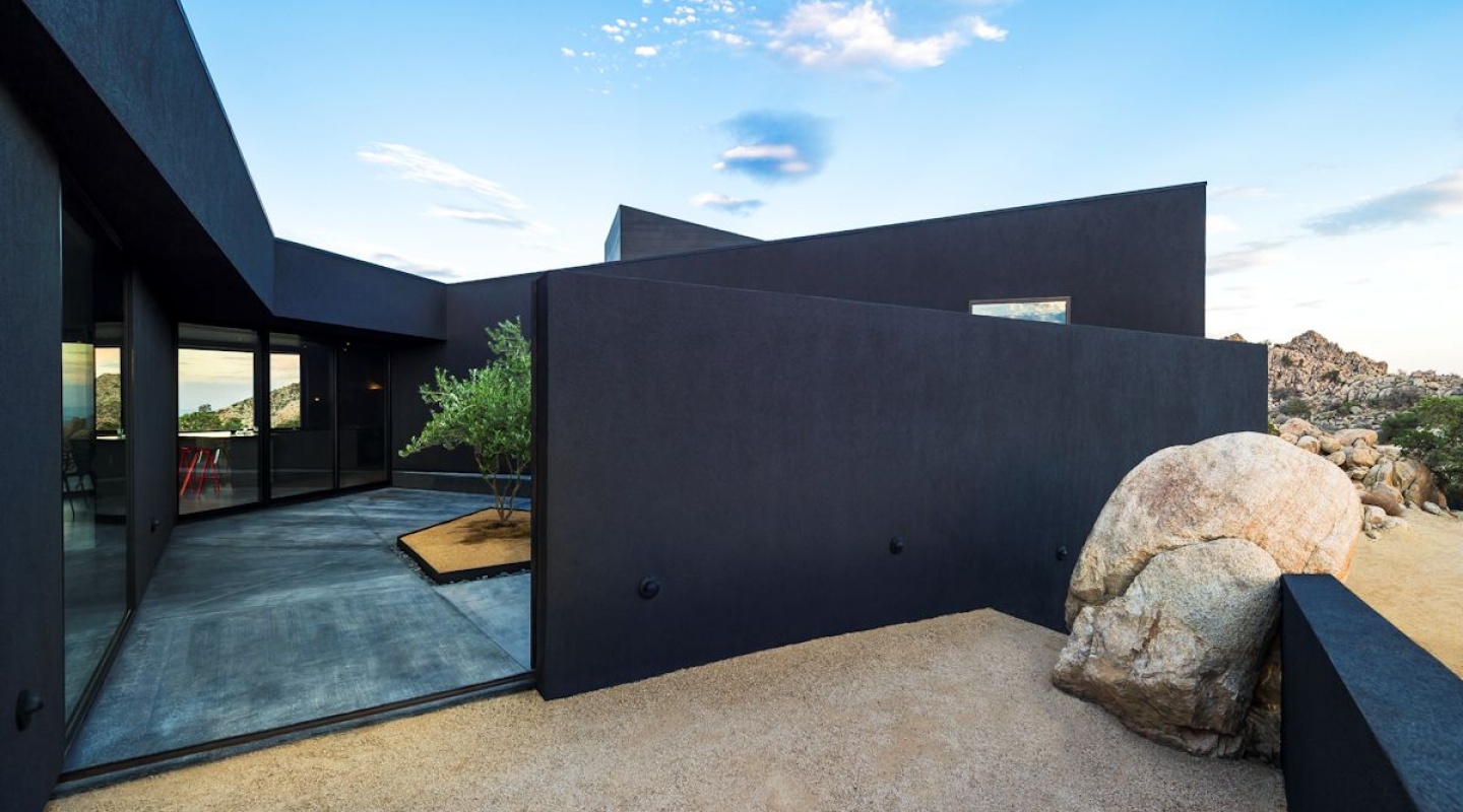 black desert house located in california 5