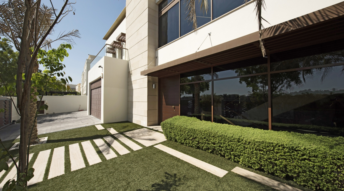 Contemporary Luxury Villa in Emirates Hills, Dubai, UAE for sale