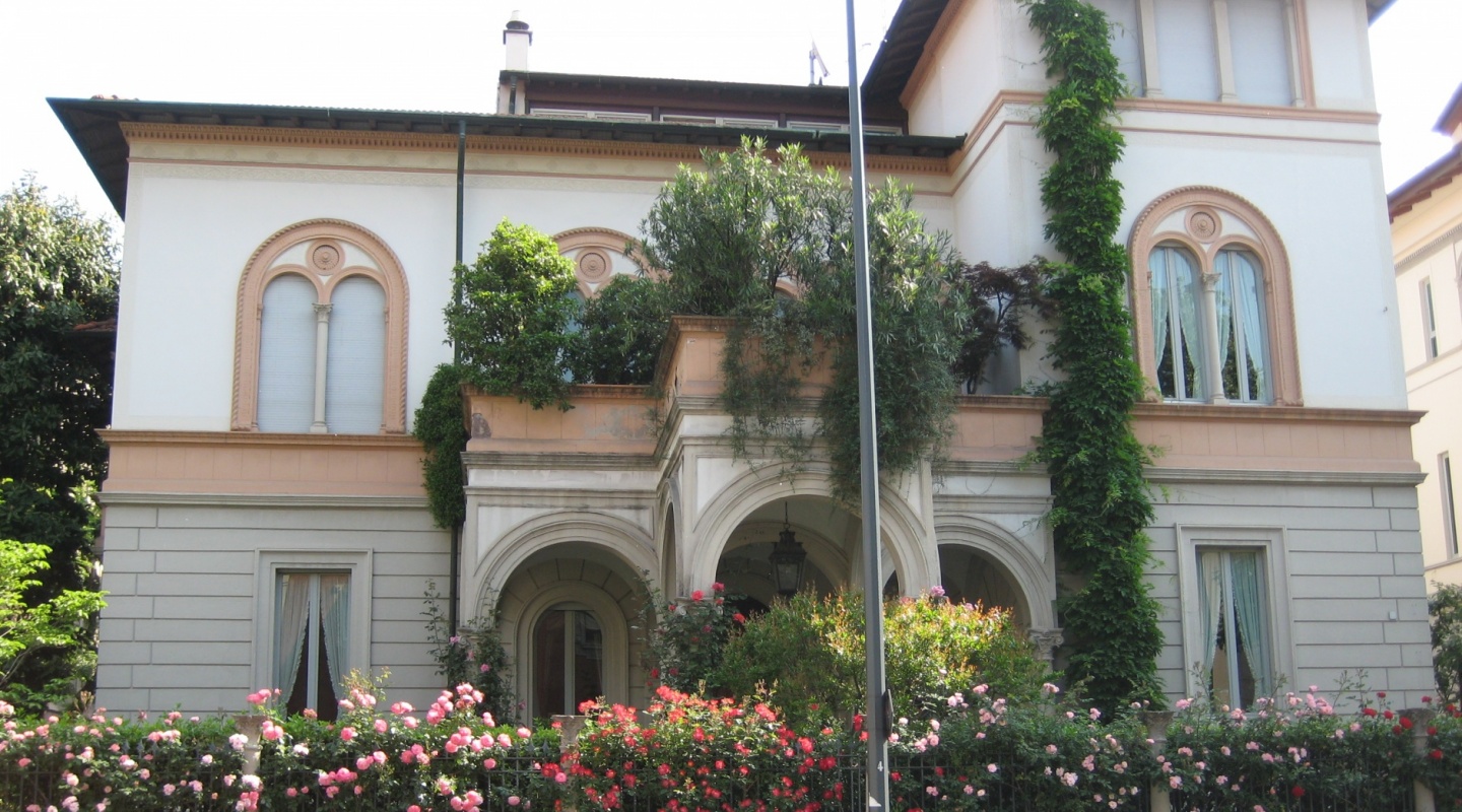 Extraordinary residence in Milan Italy